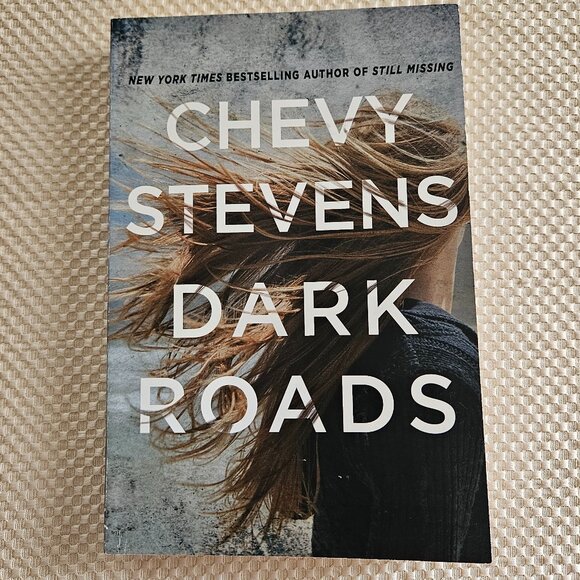 4/$40 2021 - Dark Roads - Chevy‎ Stevens - Paperback - Picture 1 of 8